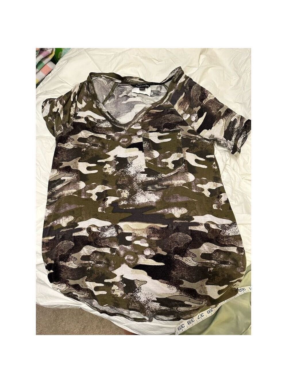 Rock & Republic women’s Camo V-Neck Tee with Pocket Size S - Picture 3 of 7